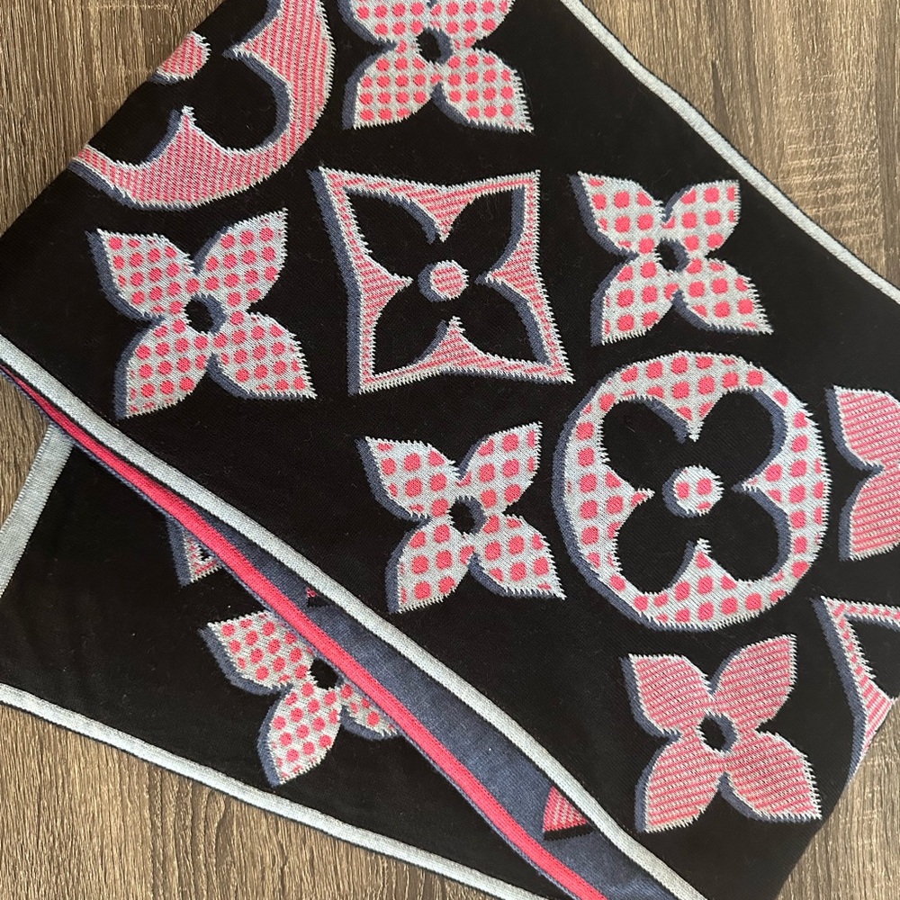 Louis Vuitton Blue and Pink Wool Scarf